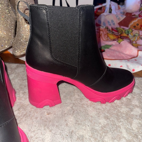 Sorel Black and Pink platform Boots 7 - Picture 4 of 10